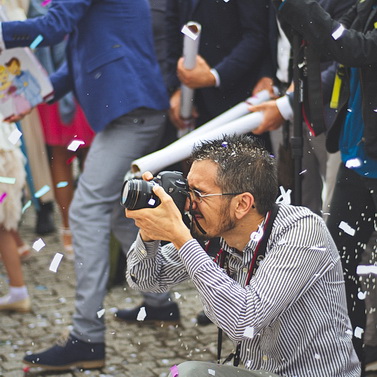 Il fotografo Matteo Rinaldi mentre immortala gli sposi all'uscita dalla chiesa