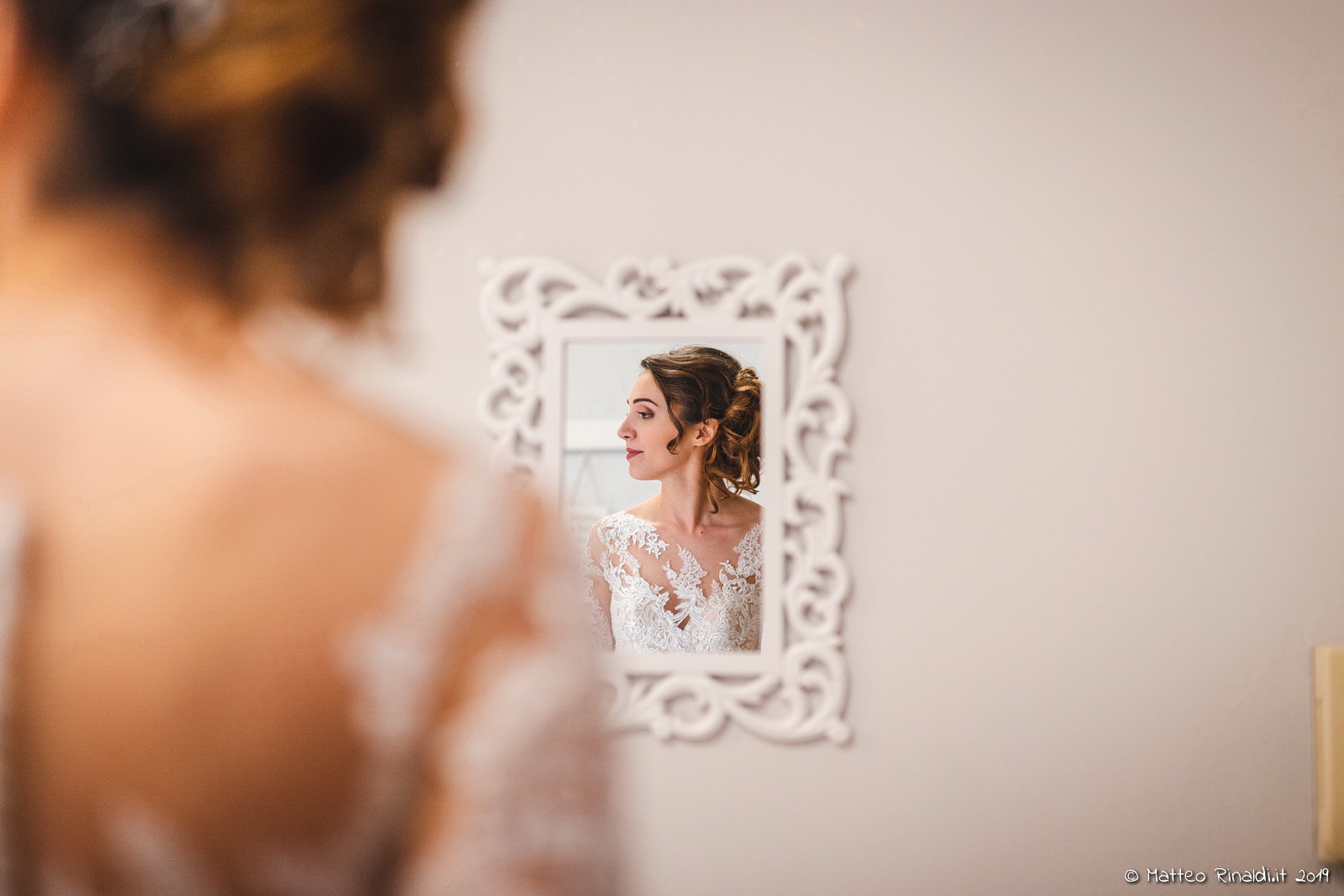 La sposa si riflette nello specchio
