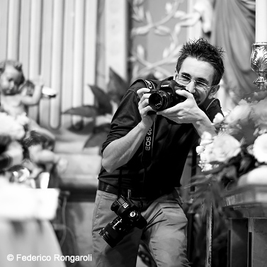 Ritratto al fotografo Matteo Rinaldi durante un matrimonio By Federico Rongaroli