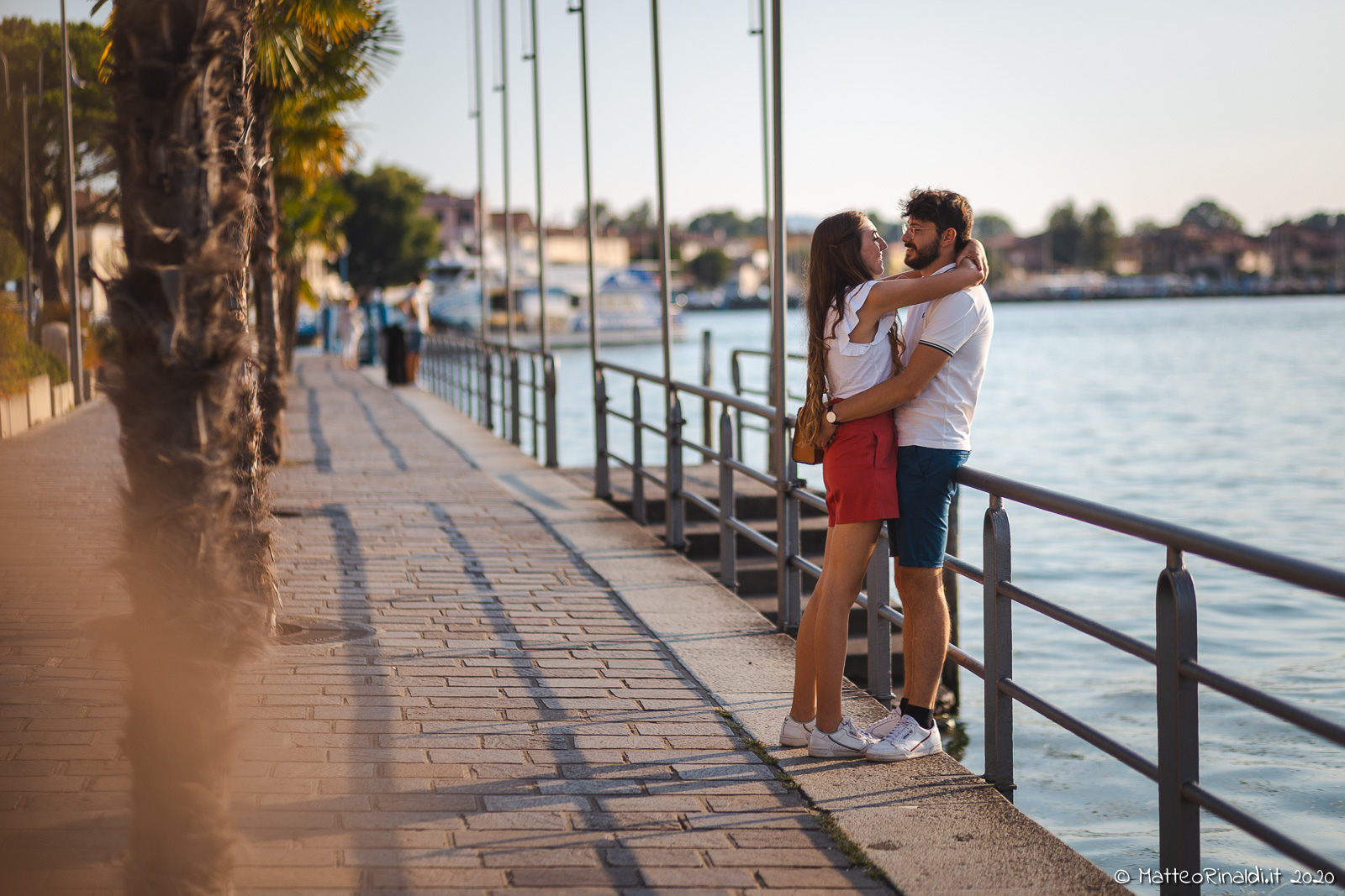 Coppia di futuri sposi che passeggia romanticamente sul lungo lago di Iseo