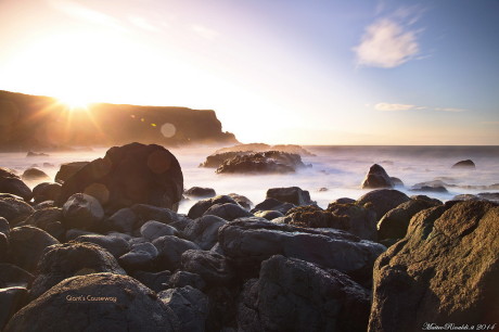 Ultimi raggi di sole sulle coste delle Giant's Causeway - Irlanda